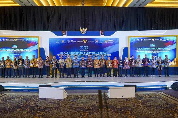 Bank Jatim Raih Penghargaan Bank Pembangunan Daerah Terbaik 2025