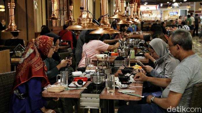 Diskon Sampai 80%, Mal Jakarta Ramai di Akhir Tahun, Restoran Penuh