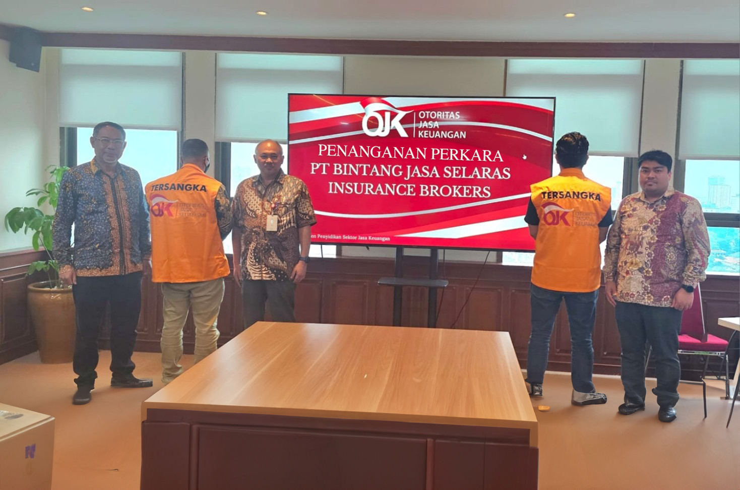 Siaran Pers: Penyerahan Tersangka Perkara Tindak Pidana Penggelapan Premi Asuransi Pada Perusahaan Pialang Asuransi