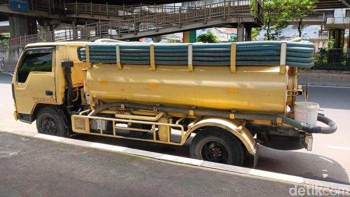 Jasa Sedot WC Kini: Tukangnya Cuma Bisa Bengong di Pinggir Jalan