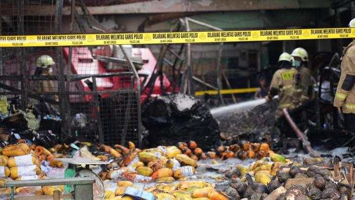 350 Lapak Pedagang Pisang-Pepaya di Pasar Induk Kramat Jati Terbakar