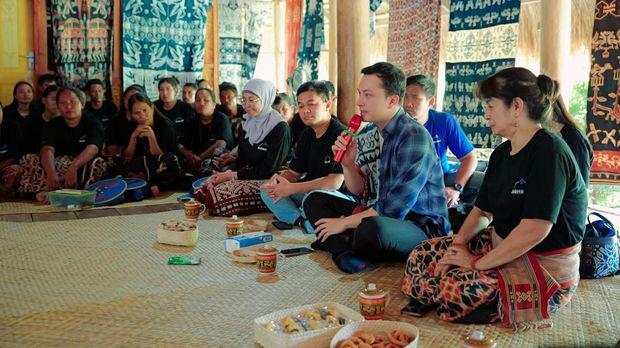 Bakti BCA Gandeng Nicholas Saputra Lestarikan Wastra Alam di Sumba Timur