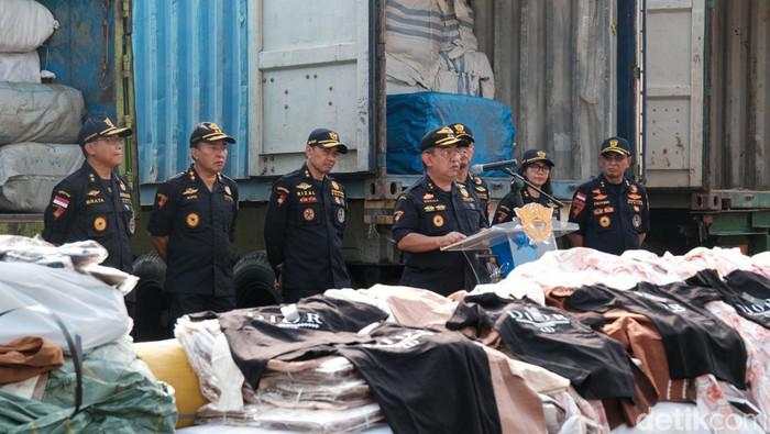 Pemerintah Buka Opsi Sumbangkan Ballpress Baju Ilegal ke Korban Bencana