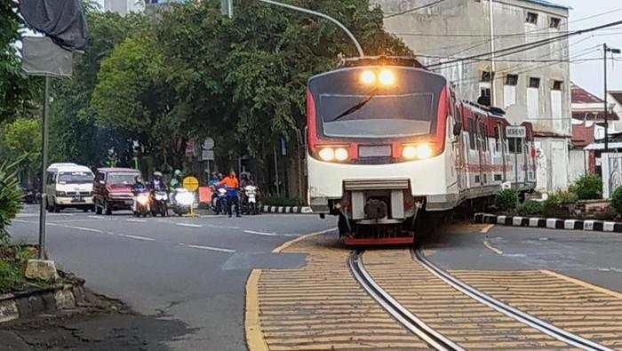 Naik Kereta Melintas di Jalan Raya Solo, Segini Tarifnya