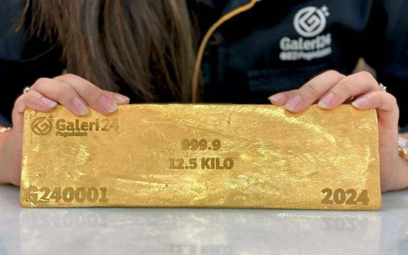 Harga Emas Pegadaian Minggu 14 Desember 2025: Galeri24 Stagnan, UBS Turun