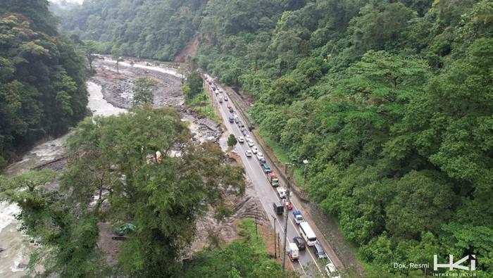 Sempat Putus Akibat Longsor, Jalur Lembah Anai Sudah Bisa Dilewati Mobil
