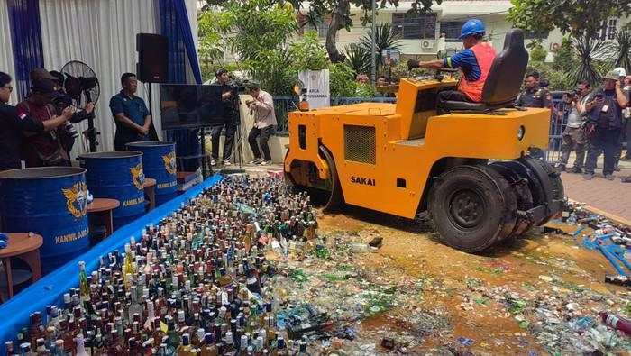 Bikin Rugi Negara, Ribuan Botol Miras-Belasan Juta Rokok Ilegal Dimusnahkan!