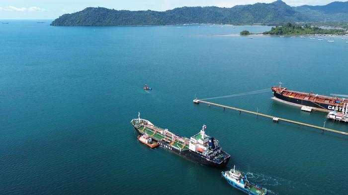Kapal Tanker Pertamina Nonstop Antarkan Energi ke Sumatera