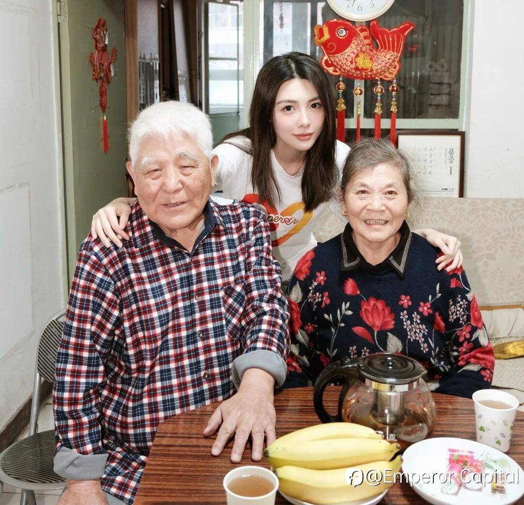 可持续发展 | 英皇集团举办“温情暖冬·健康常伴”敬老爱心活动，英皇娱乐艺人钟雅婷入户探访社区长