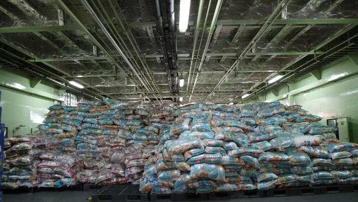 Kementan Kirim 207 Truk Bantuan Bencana Banjir Sumatera Pakai Kapal Perang