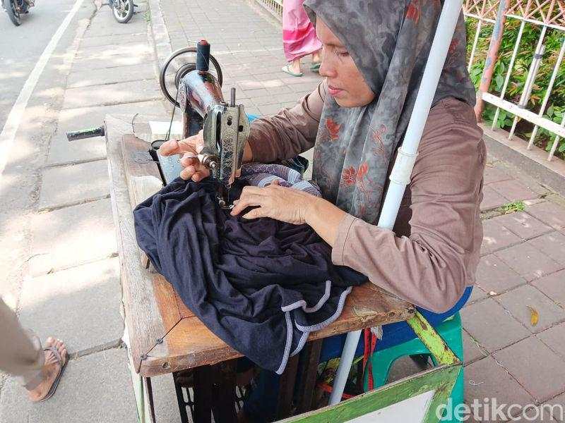 Nasib Tukang Jahit Keliling Kini: Seharian Kerja Tapi Pulang Tanpa Uang