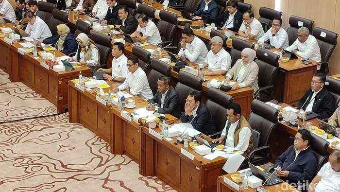 Di Hadapan DPR, Bahlil Tegaskan RI Bakal Setop Impor Bensin, Solar, dan Avtur