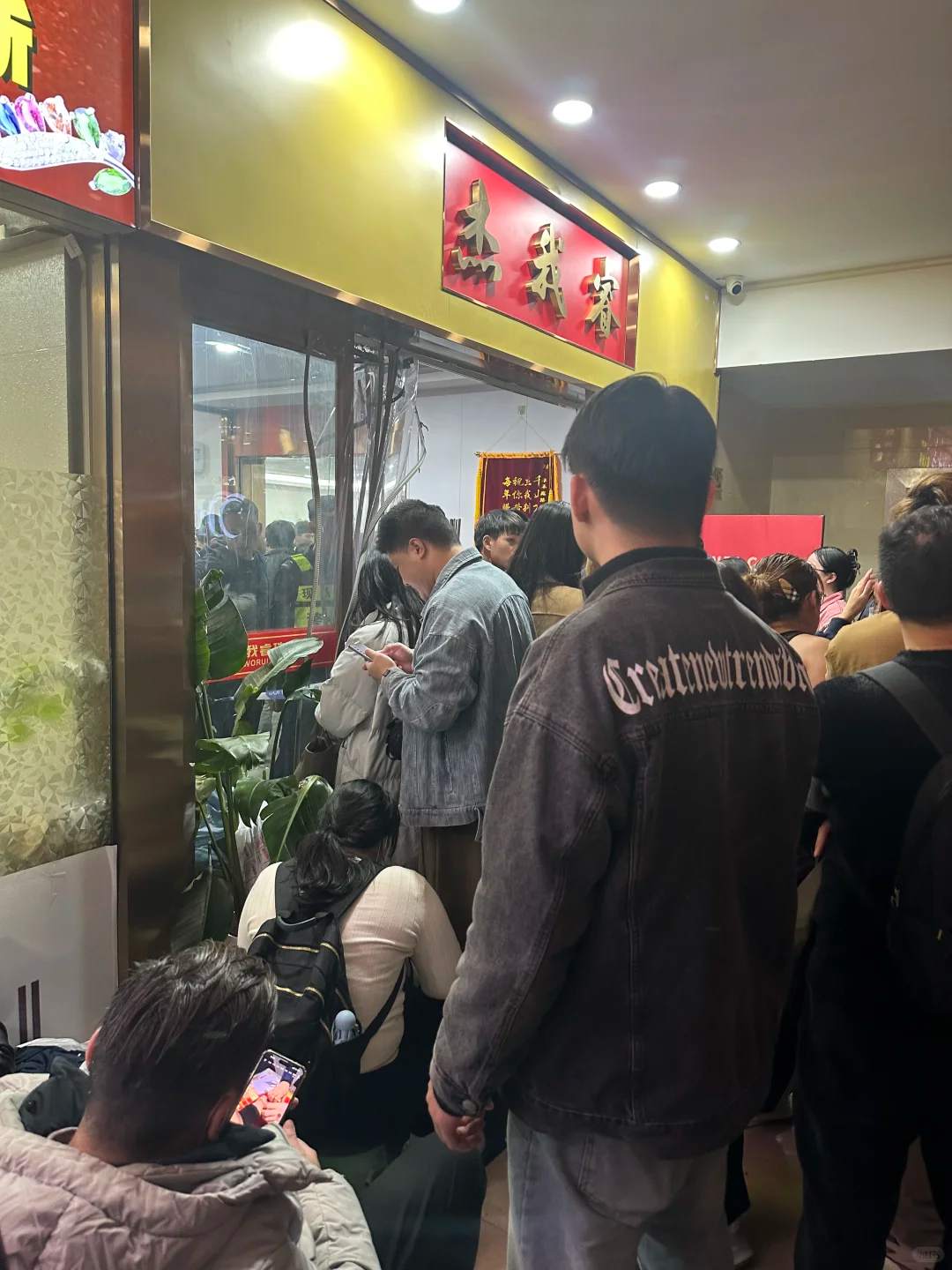 杰我睿突然炸锅？白银一拉升，线下直接围了！