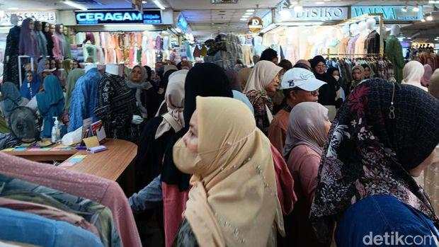 Puasa Sebentar Lagi, Ibu-ibu Mulai Serbu Tanah Abang