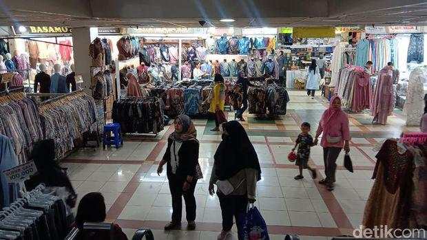 Puasa Sebentar Lagi, Ibu-ibu Mulai Serbu Tanah Abang