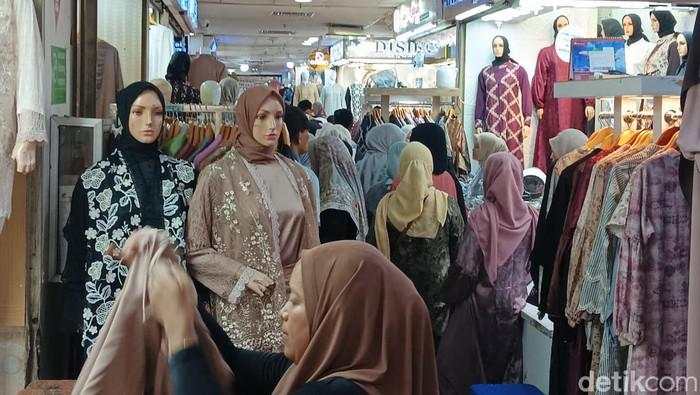 Puasa Sebentar Lagi, Ibu-ibu Mulai Serbu Tanah Abang