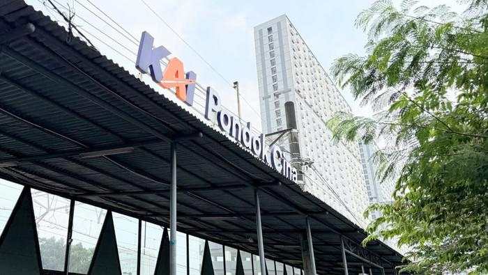 Simak! Alur Penumpang KRL di Stasiun Pondok Cina Berubah Mulai Hari Ini