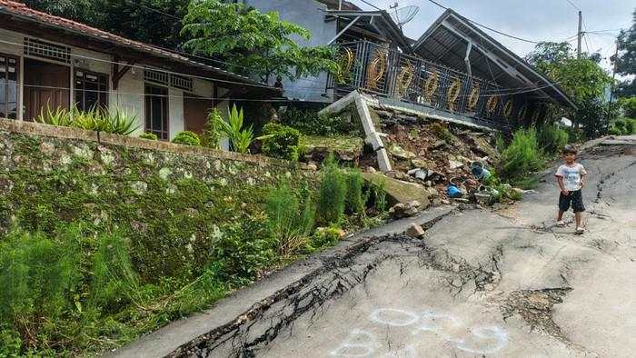 Penampakan Rumah-rumah Roboh Imbas Tanah Gerak