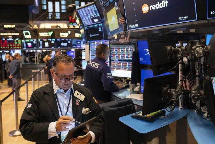 Wall Street Dibuka Menguat, Pasar Tunggu Risalah The Fed hingga Data Inflasi PCE