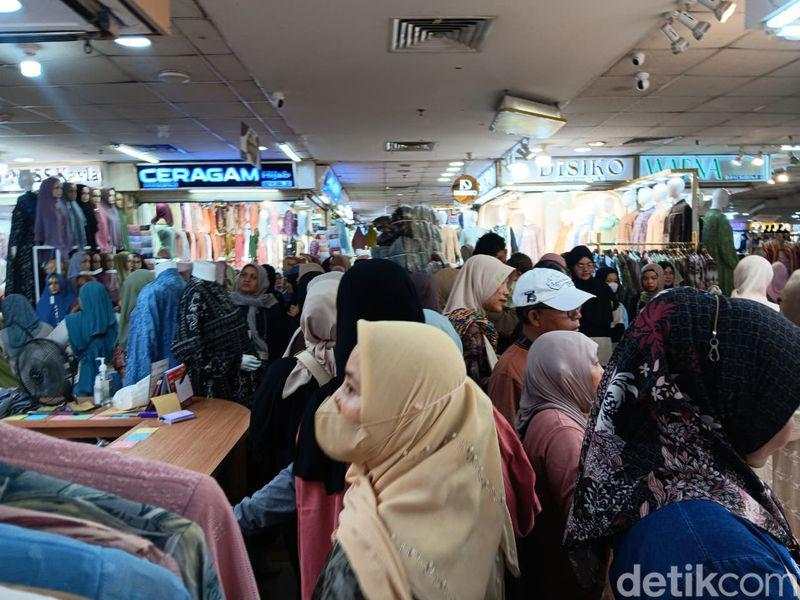 Ibu-ibu Tumpah Ruah ke Tanah Abang Jelang Puasa, Gamis Jadi Rebutan