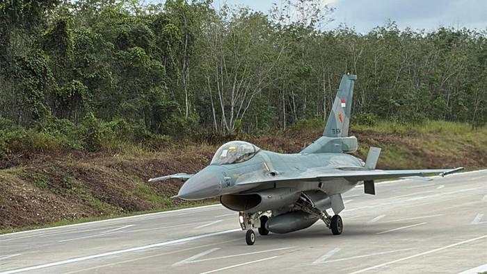 Perdana! Jet Tempur Mendarat di Tol Trans Sumatera