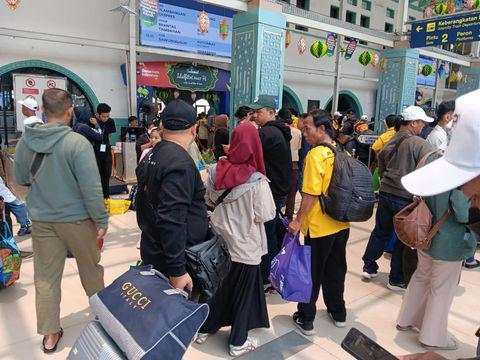 Musim Mudik, Ratusan Porter Mulai 'Berebut' Cari Duit di Stasiun Senen