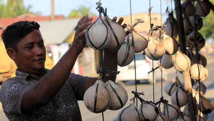 Ramadan Dongkrak Penjualan Kelapa Muda Bakar