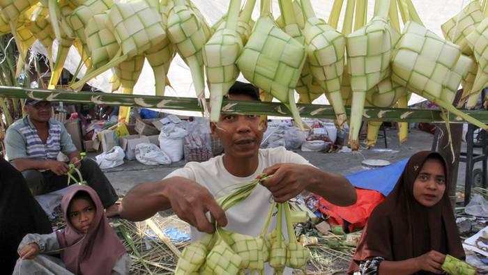 Kulit Ketupat Laris Manis Jelang Lebaran di Lhokseumawe