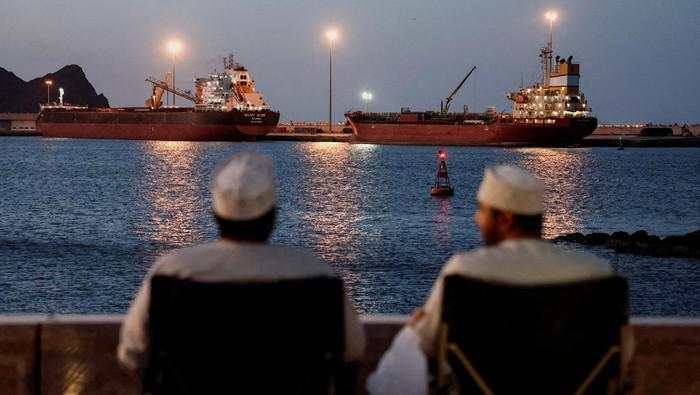 Harga Minyak Tembus US$ 100/Barel Usai Iran Ancam Tetap Tutup Selat Hormuz!