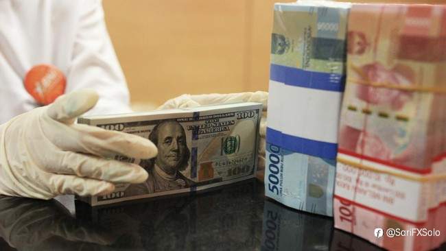 Rupiah Melemah Lagi, Nyaris Sentuh Rp17.000 per Dolar AS