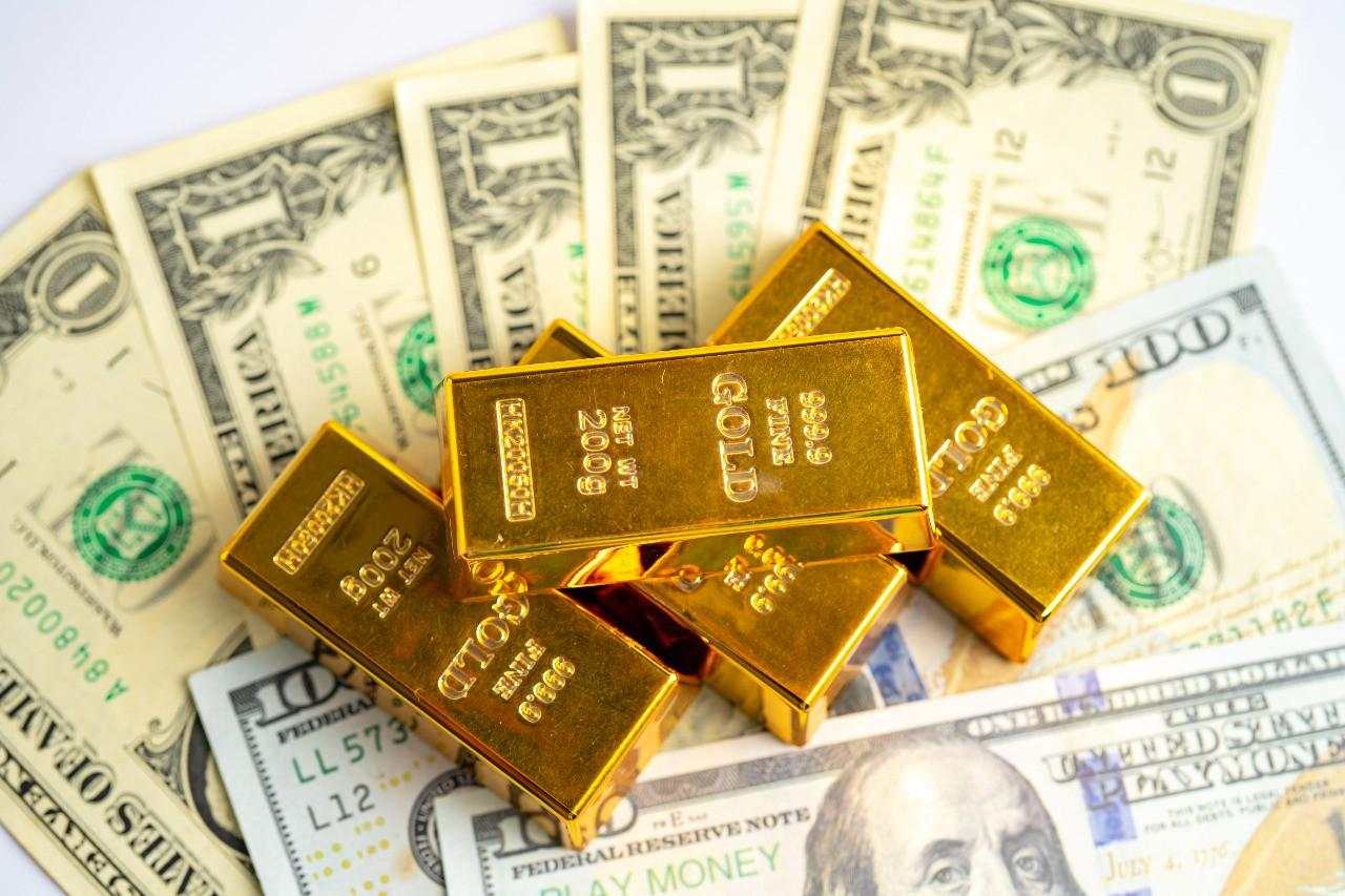 Harga Emas Turun Hampir 2 Persen di Tengah Penguatan Dolar AS