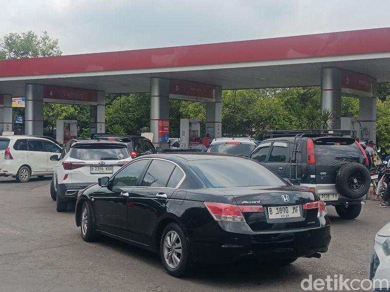 SPBU Pertamina Diserbu Jelang 1 April, Antrean BBM Mengular Sejak Pagi!