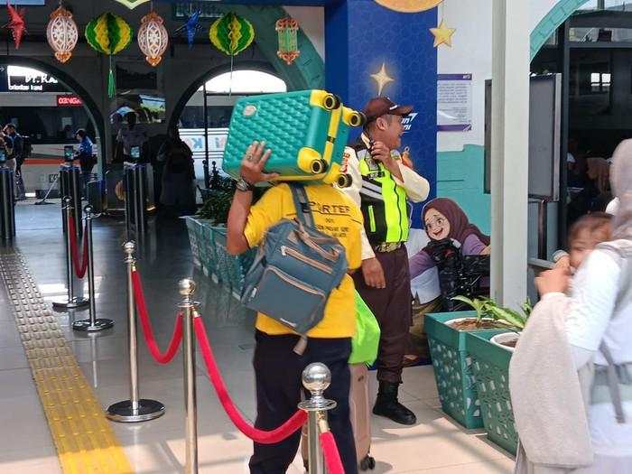 Musim Mudik, Ratusan Porter Mulai 'Berebut' Cari Duit di Stasiun Senen