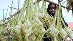 Kulit Ketupat Laris Manis Jelang Lebaran di Lhokseumawe