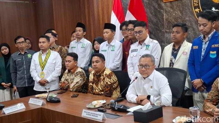 Zulhas Ungkap Dampak Perang AS-Iran: Harga Plastik Naik-Karung Gabah Langka