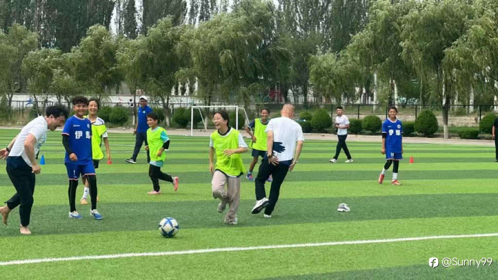 “伊”起筑梦，“疆”来可期｜DEC证券走进新疆伊犁，用公益点亮少年足球梦想