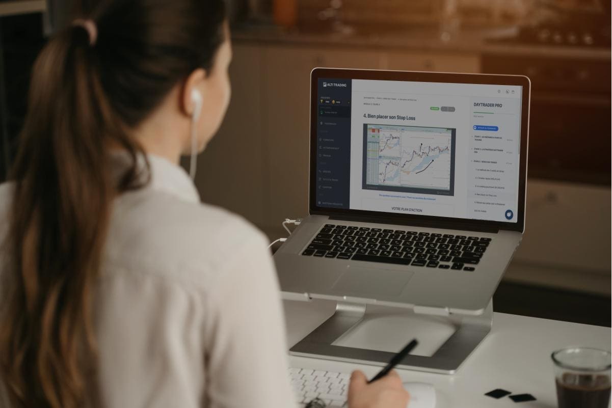 DAFTAR BROKER FOREX RESMI UNTUK TRADER PEMULA, MANA YANG COCOK UNTUK KAMU?