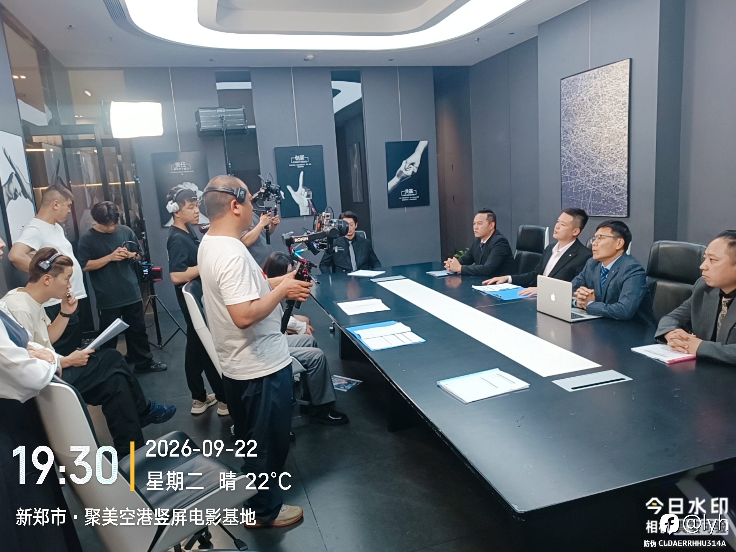 半夜三更收工，群演也不容易